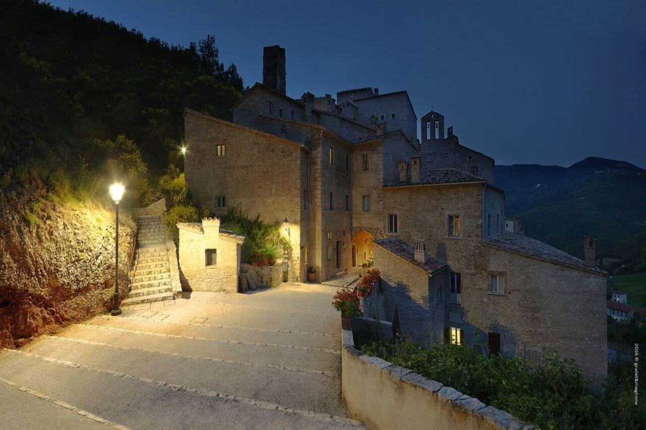 Отель Castello Di Postignano Sellano Экстерьер фото